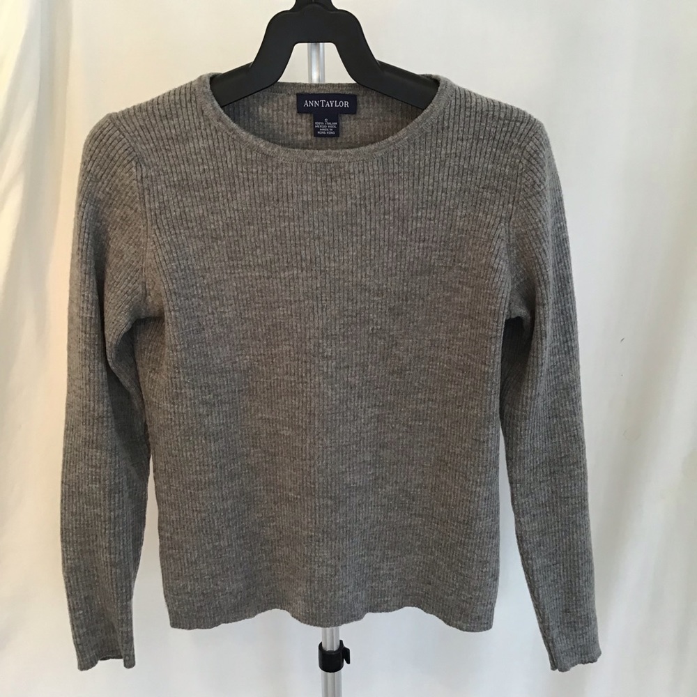 Ann Taylor gray 100% merino wool sweater.S no flaw